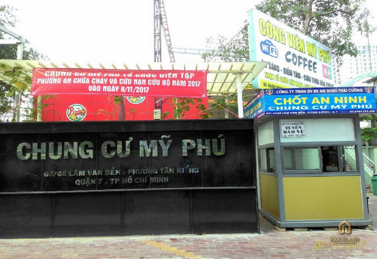 Chốt an ninh trước cổng chung cư Mỹ Phú Quận 7