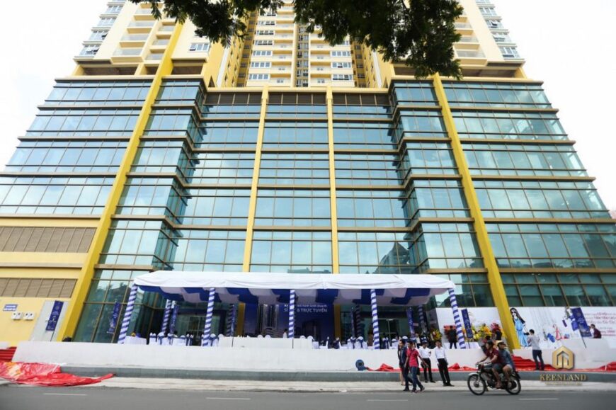 Cận cảnh mặt tiền tòa nhà Golden Plaza Quận 5