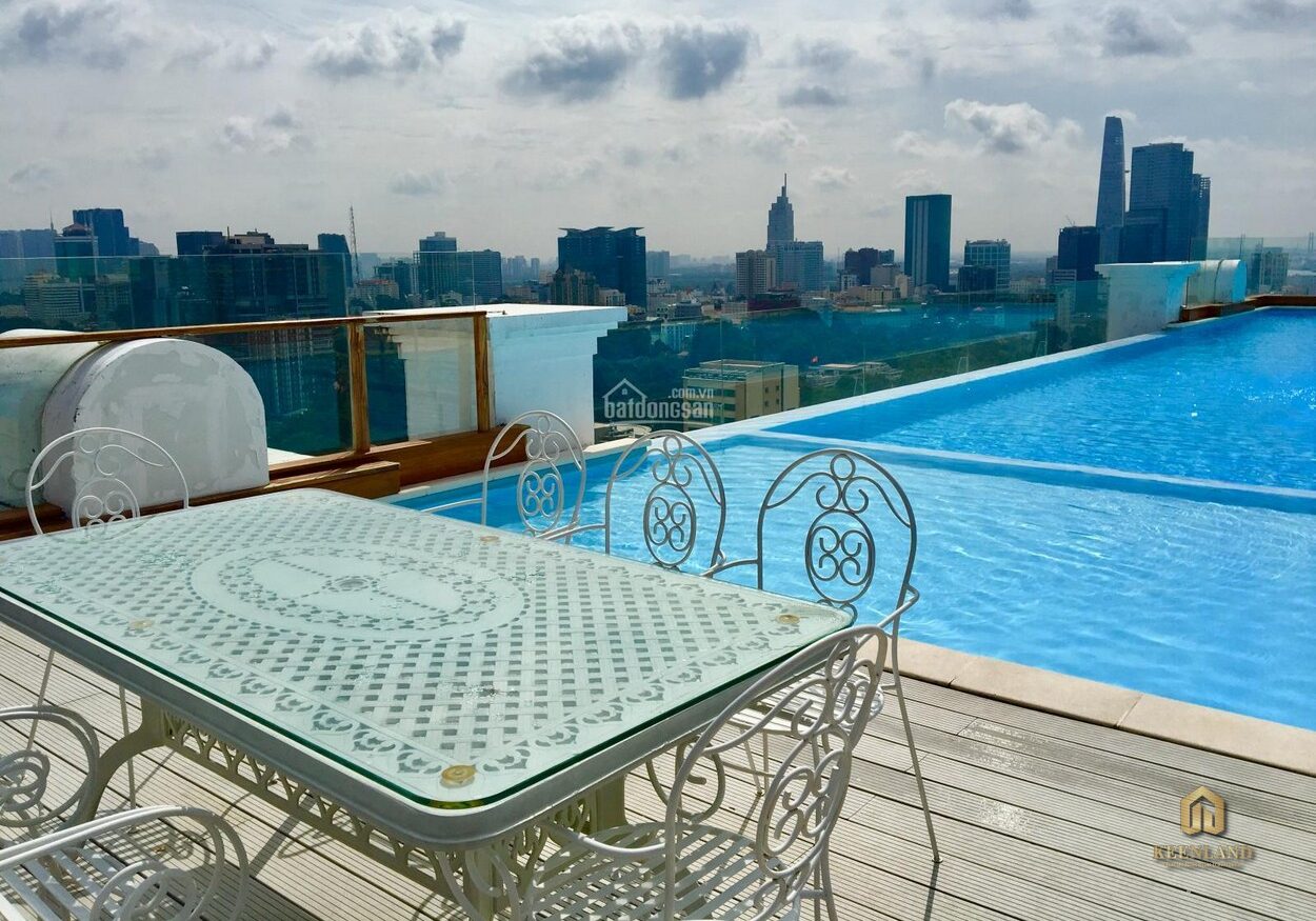 Hồ bơi tại căn hộ Léman Luxury Apartment