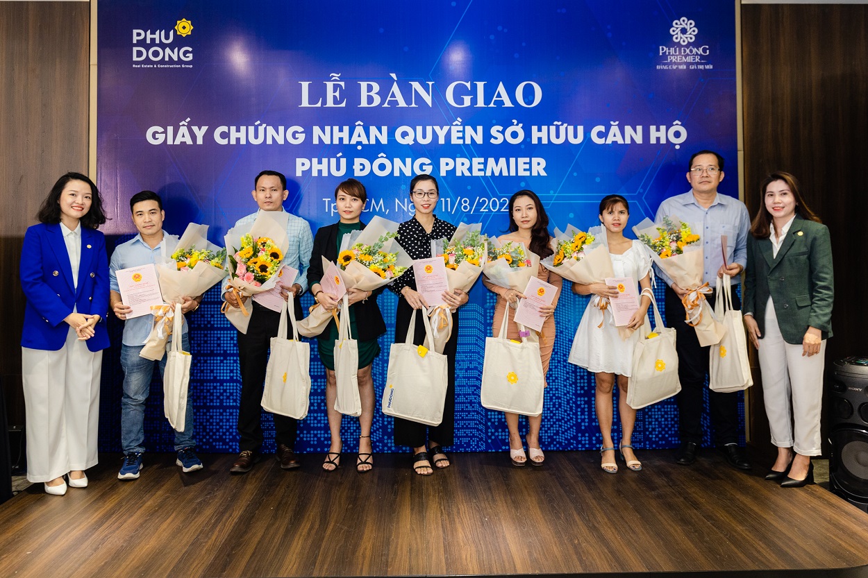 Phú Đông Group bàn giao sổ hồng cho dự án Phú Đông Premier