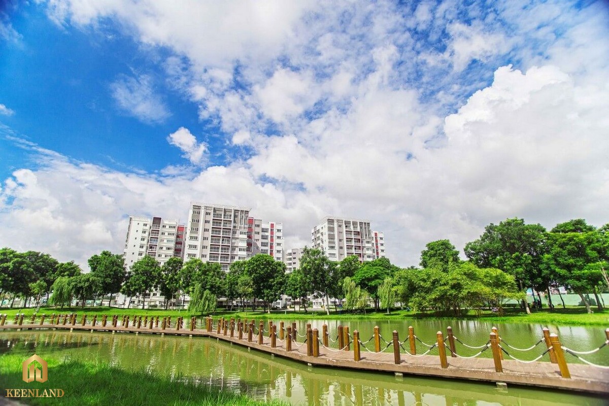 Hồ cảnh quan ngay khu Emerald Celadon City